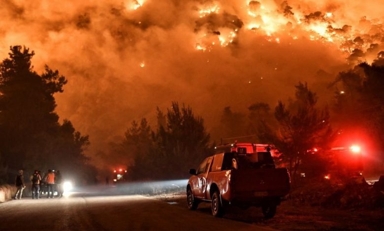 إخلاء قرى يونانية بعد احتدام حرائق الغابات